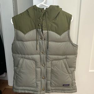 Woman’s Patagonia Bivens Hooded vest. Sz M